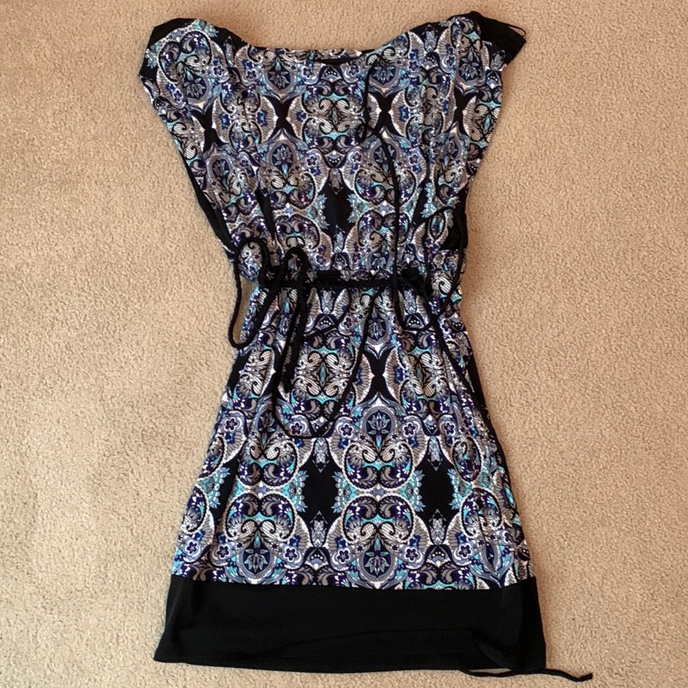 Black, blue and white form fitting dress. Short sleeves.